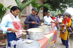 जोहर लॉर्ड बुद्धा फाउंडेशन के द्वारा खीर वितरण का कार्यक्रम का आयोजन 