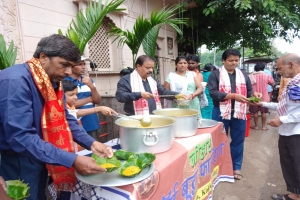 जोहर लॉर्ड बुद्धा फाउंडेशन का भोग वितरण कार्यक्रम शिव मंदिर कोकर में